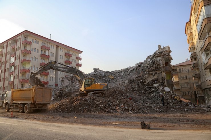 Malatya'da depremde ağır hasar alan binaların yıkımı sürüyor