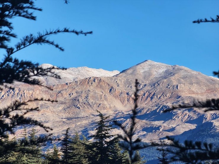 Antalya'nın Kaş ilçesinde yüksek kesimlere kar yağdı