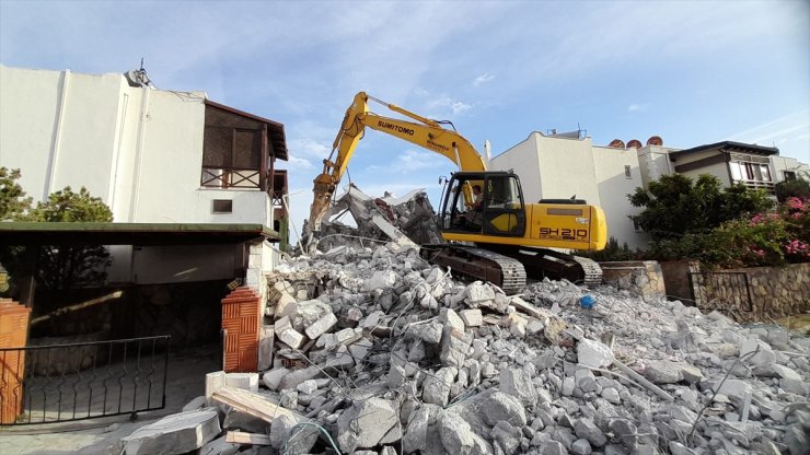 Bodrum'da kaçak olduğu belirlenen iki yapı yıkıldı