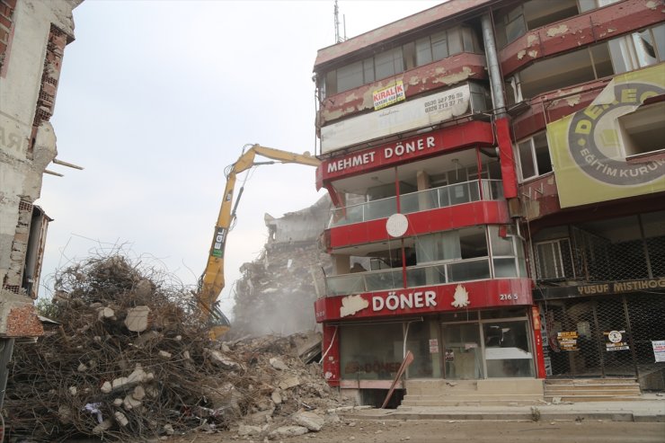 Hatay'da depremlerde ağır hasar alan 2 iş hanı kontrollü yıkıldı