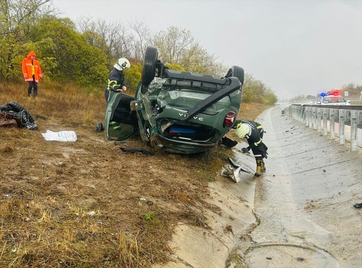 Kırklareli'nde şarampole devrilen otomobildeki 3 kişi yaralandı