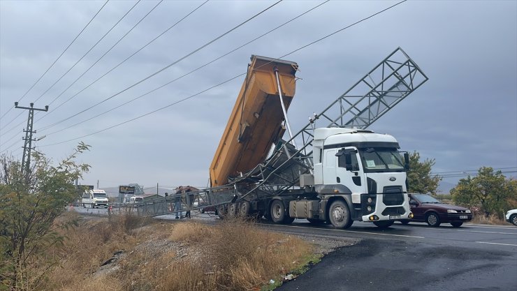 Malatya'da dorsesi açık kalan kamyon trafik bilgilendirme panosunu yerinden söktü