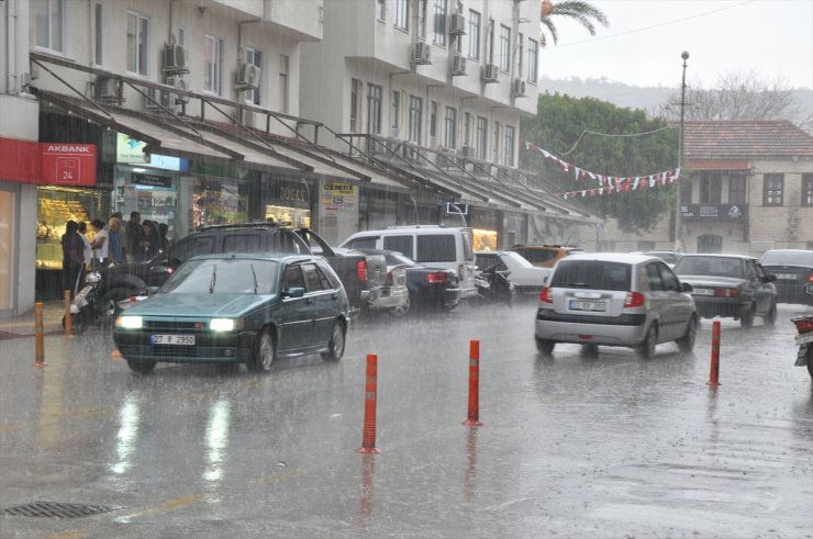 Mersin'de sağanak etkili oluyor