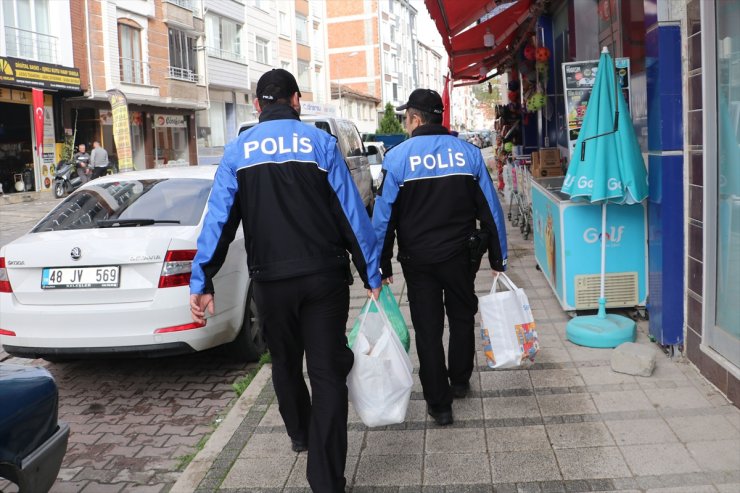 Samsun'da polis pazarda yorulan yaşlı kadının çantalarını evine götürdü