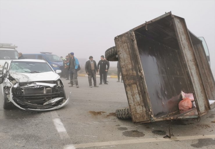 Afyonkarahisar'da otomobilin traktör römorkuna çarptığı kazada 7 kişi yaralandı