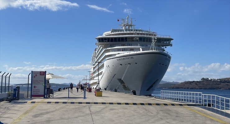 Bodrum'a sezonun son gemisi "Seabourn Encore" ile 543 yolcu geldi