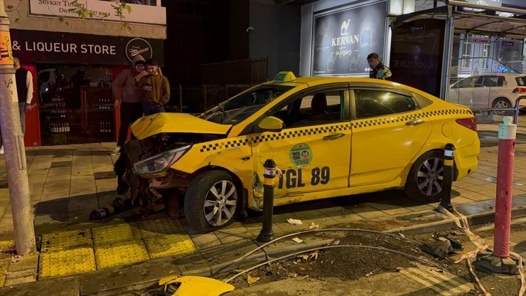 Kadıköy'de otomobilin ticari taksi ve park halindeki araca çarpması sonucu 1 kişi yaralandı