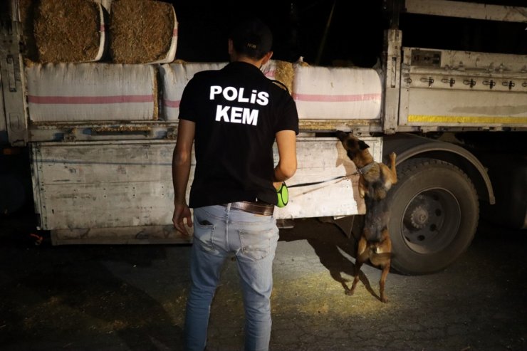 Mersin'de saman yüklü tırda 32 kilo 600 gram esrar ele geçirildi