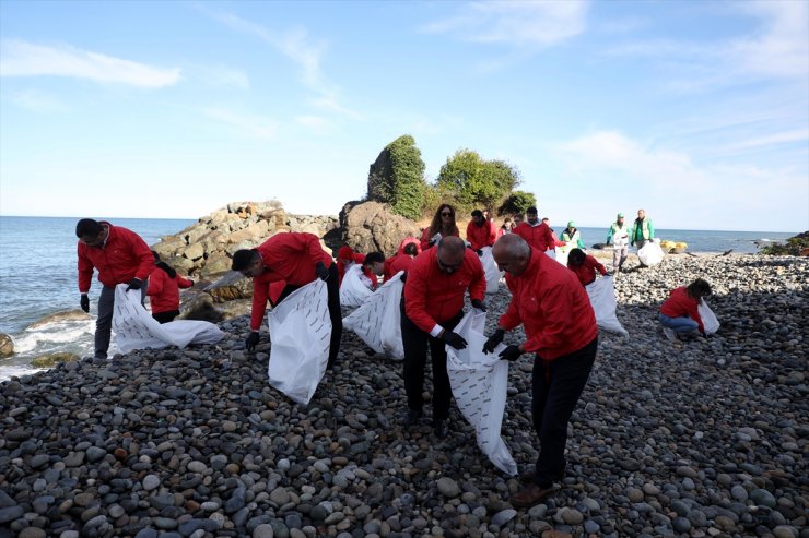 Rize'de kıyı temizliğinde 200 kilo atık toplandı