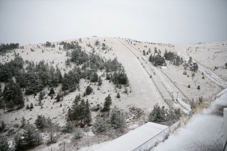 Bolu'da Kartalkaya Kayak Merkezi'ne mevsimin ilk karı yağdı