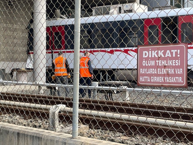 İzmir'de raydan çıkıp peron duvarına çarpan metro vagonundaki 3 kişi yaralandı