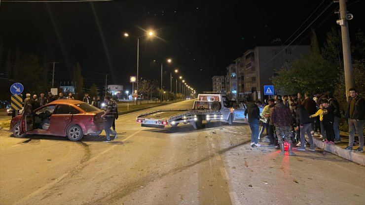 Kahramanmaraş'ta otomobil ile çarpışan motosikletteki 2 kişi ağır yaralandı