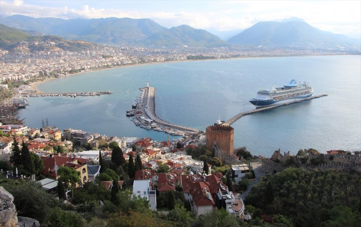 Kruvaziyer "Marella Discovery 2" Alanya Limanı'na demirledi