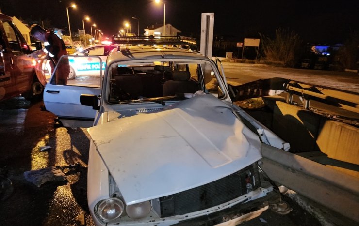 Muğla'da bariyere saplanan otomobilin sürücüsü yaralandı