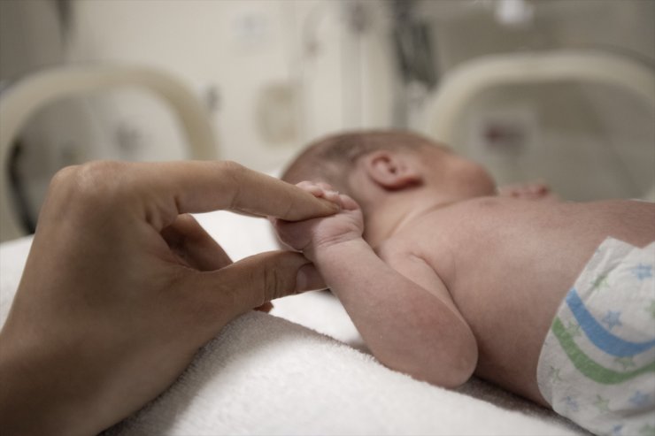 Şefkatle bakılan prematüre bebeklerin kuvözden anne kucağına yolculuğu