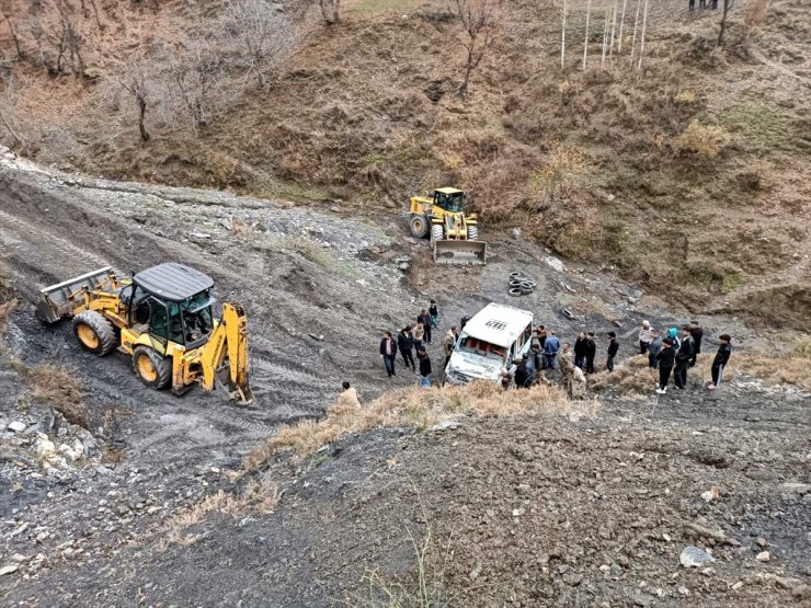 Siirt'te şarampole devrilen minibüsteki 3 kişi yaralandı