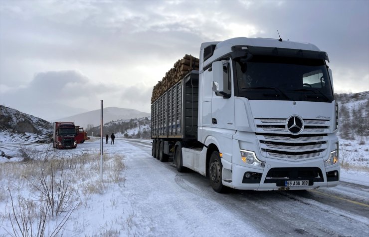 Ardahan'da tipi nedeniyle oluşan buzlanmada tırlar yolda kaldı