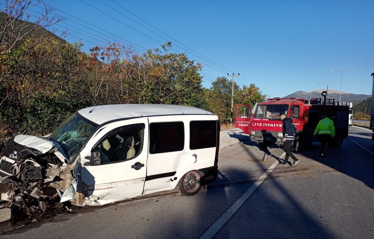 Burdur'da direğe çarpan otomobildeki iki kişi yaralandı