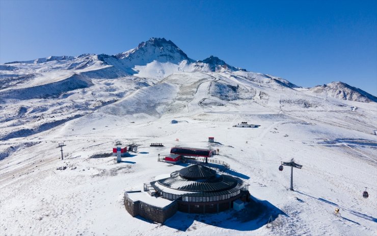 Erciyes Dağı'na kar yağdı