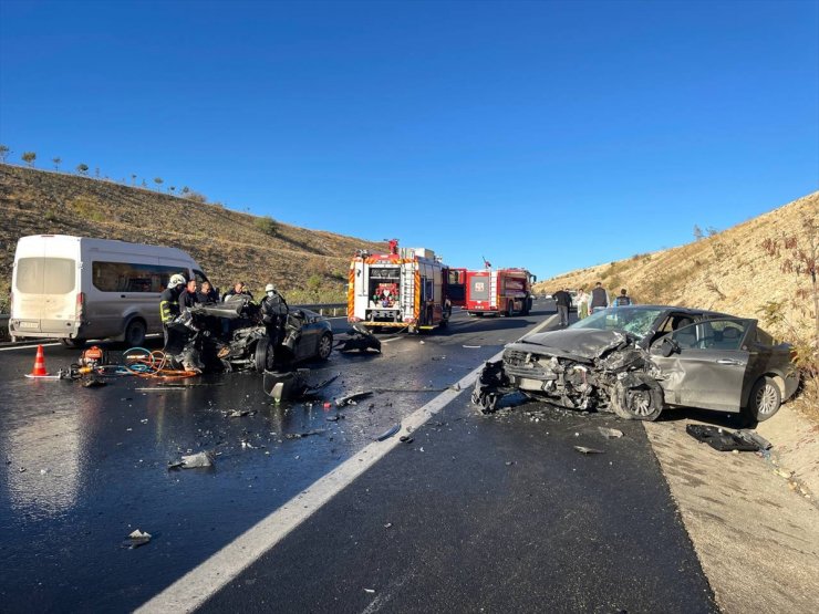 GÜNCELLEME - Gaziantep'te zincirleme trafik kazasında 1 kişi öldü, 6 kişi yaralandı