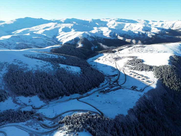 Giresun'da Kümbet Yaylası beyaza büründü