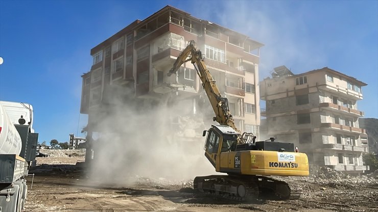 Hatay'da depremlerde ağır hasar alan 4 bina kontrollü yıkıldı