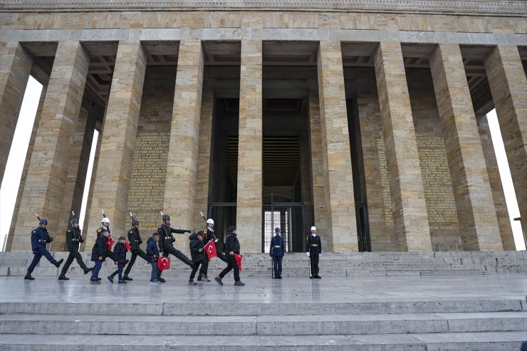 Iğdır'da Anıtkabir'de tutulan Ata'ya saygı nöbetini canlandıran öğrenciler Ankara'da