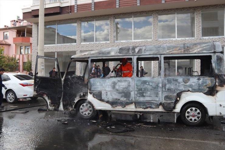 Iğdır'da seyir halindeyken alev alan yolcu minibüsü yandı