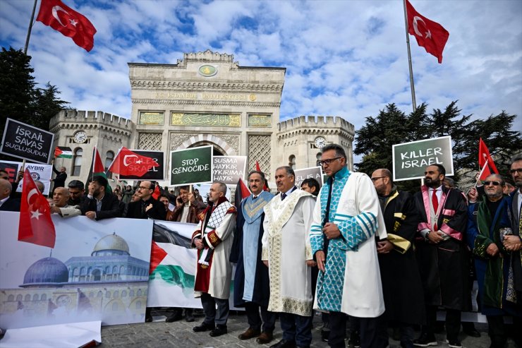 İstanbul'da akademisyenlerden "cübbeli" İsrail protestosu