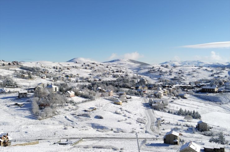 Karadeniz'in yüksek kesimlerine kar yağdı