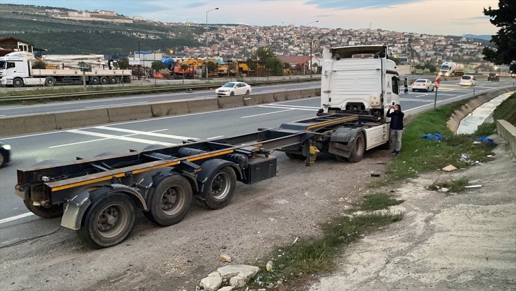 Kocaeli'de kara yolunda tırdan düşen konteyner ulaşımı aksattı