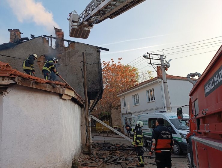 Kütahya'da ahşap evde çıkan yangında bir kişi öldü