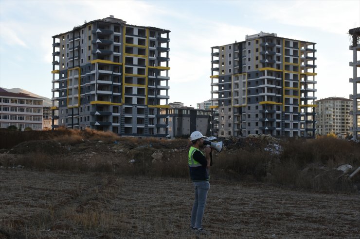 Malatya'da ağır hasarlı iki bina patlayıcı kullanılarak yıkıldı