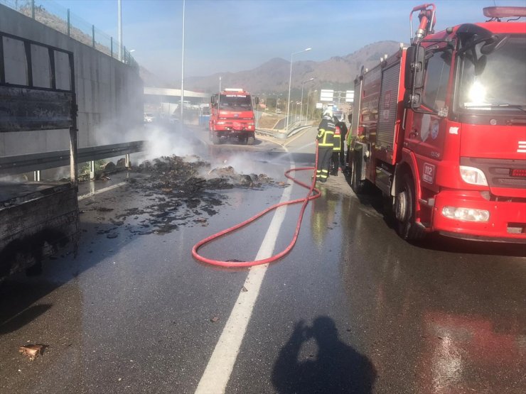 Amasya'da seyir halindeyken alev alan karton yüklü kamyonet yandı