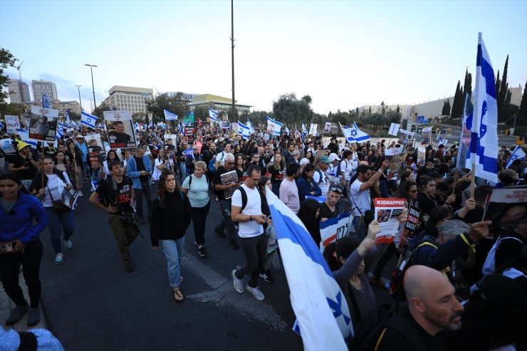 GÜNCELLEME - Gazze'deki İsrailli esirlerin aileleri, Batı Kudüs'te Netanyahu'nun ofisi önünde toplandı