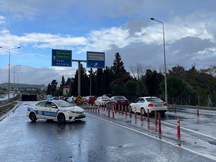 GÜNCELLEME 3 - İzmir'de şiddetli sağanak ve fırtına hayatı olumsuz etkiliyor