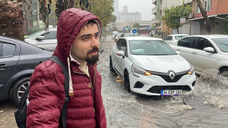 GÜNCELLEME - İzmir'de şiddetli sağanak ve fırtına hayatı olumsuz etkiliyor