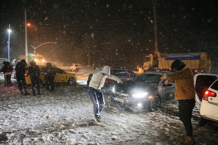 Kartepe'ye kar yağdı