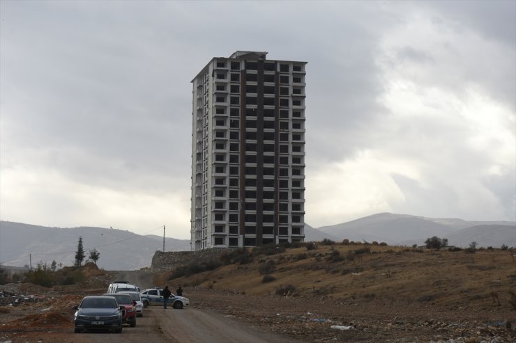 Malatya'da ağır hasarlı 16 katlı bina patlayıcı kullanılarak yıkıldı