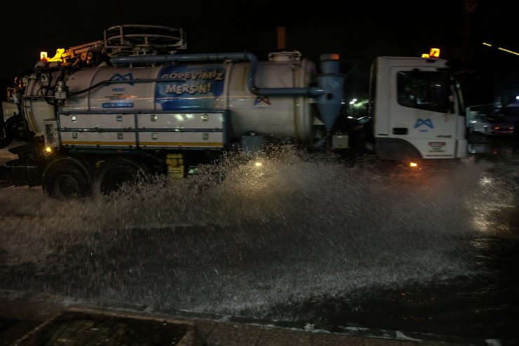 Mersin'de sağanak hayatı olumsuz etkiledi