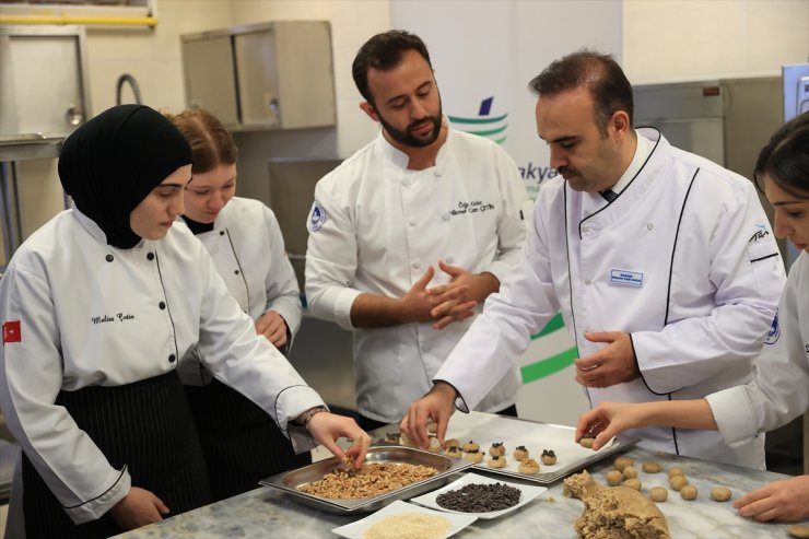 Sanayi ve Teknoloji Bakanı Kacır öğrencilerle kurabiye yaptı