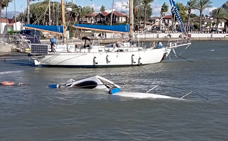 Antalya'da şiddetli fırtınada batan tekne denizden çıkarıldı