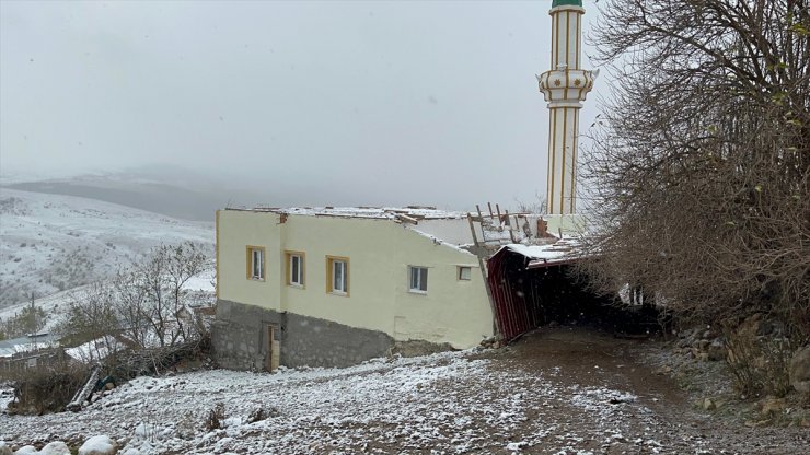 Çankırı'da şiddetli rüzgar cami çatısını uçurdu