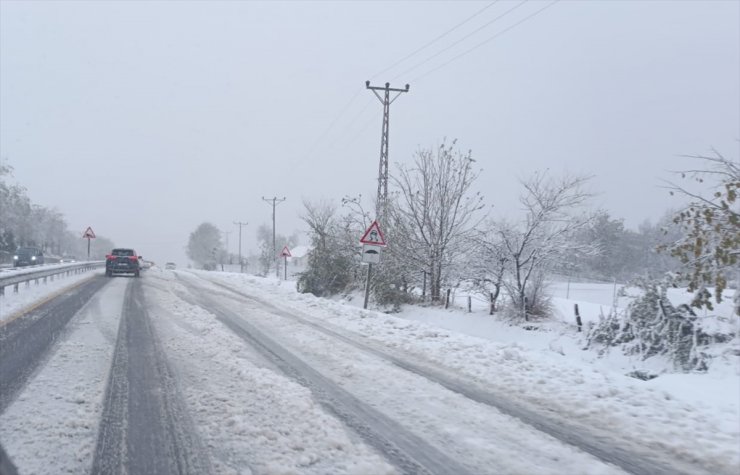 Düzce'de kar nedeniyle makaslayan tır ulaşımı aksattı