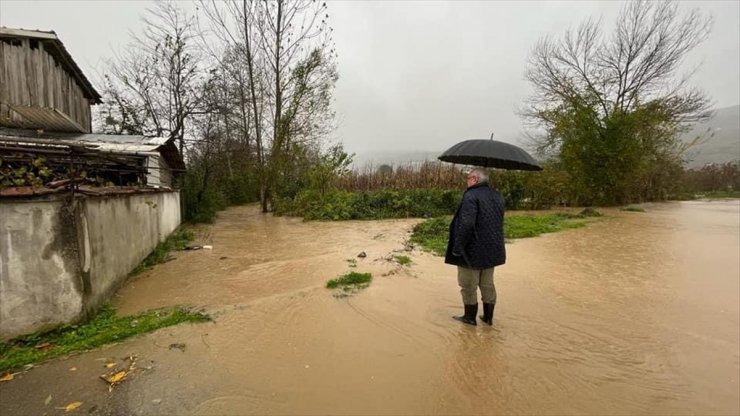 Düzce'de sağanak nedeniyle su baskınları yaşandı, kar yağışı ulaşımı aksattı