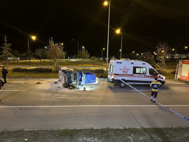 Erzurum'da devrilen hafif ticari araçtaki 1 kişi öldü, 7 kişi yaralandı