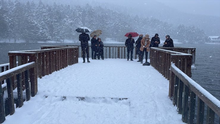 Gölcük Tabiat Parkı'nda kar kalınlığı 10 santimetreye ulaştı