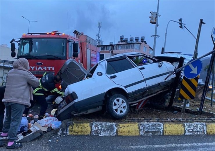 Hatay'da refüje çıkan otomobildeki 5 kişi yaralandı