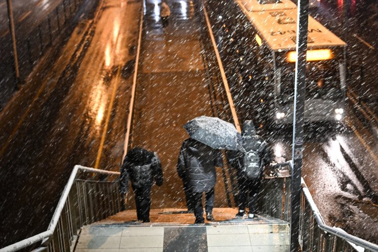 İstanbul'da kar ve fırtına etkili oldu