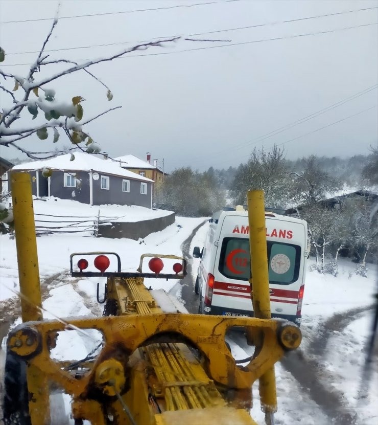 Karabük'te yolda mahsur kalan ambulansı karla mücadele ekipleri kurtardı